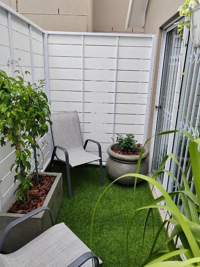 Leafy Retreat Kenridge Trendy Apartment Durbanville