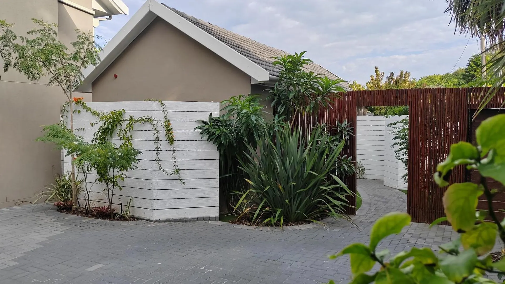 Leafy Retreat Kenridge Trendy Apartment Durbanville 0*,  South Africa