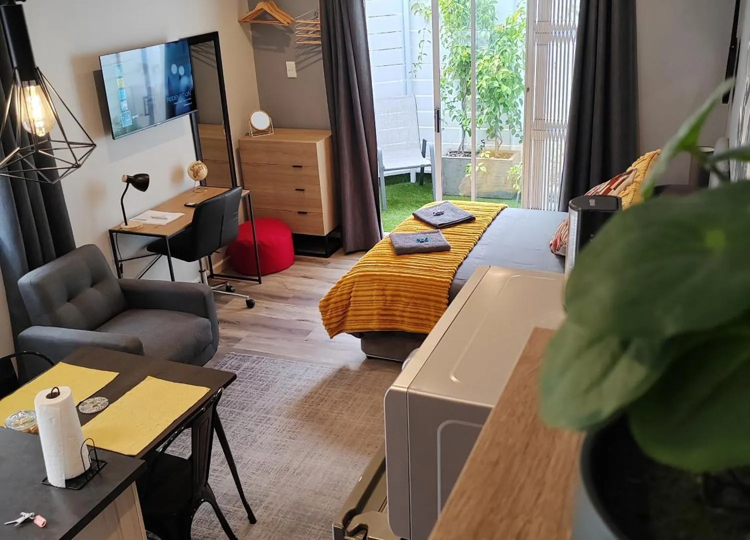 Leafy Retreat Kenridge Trendy Apartment Durbanville