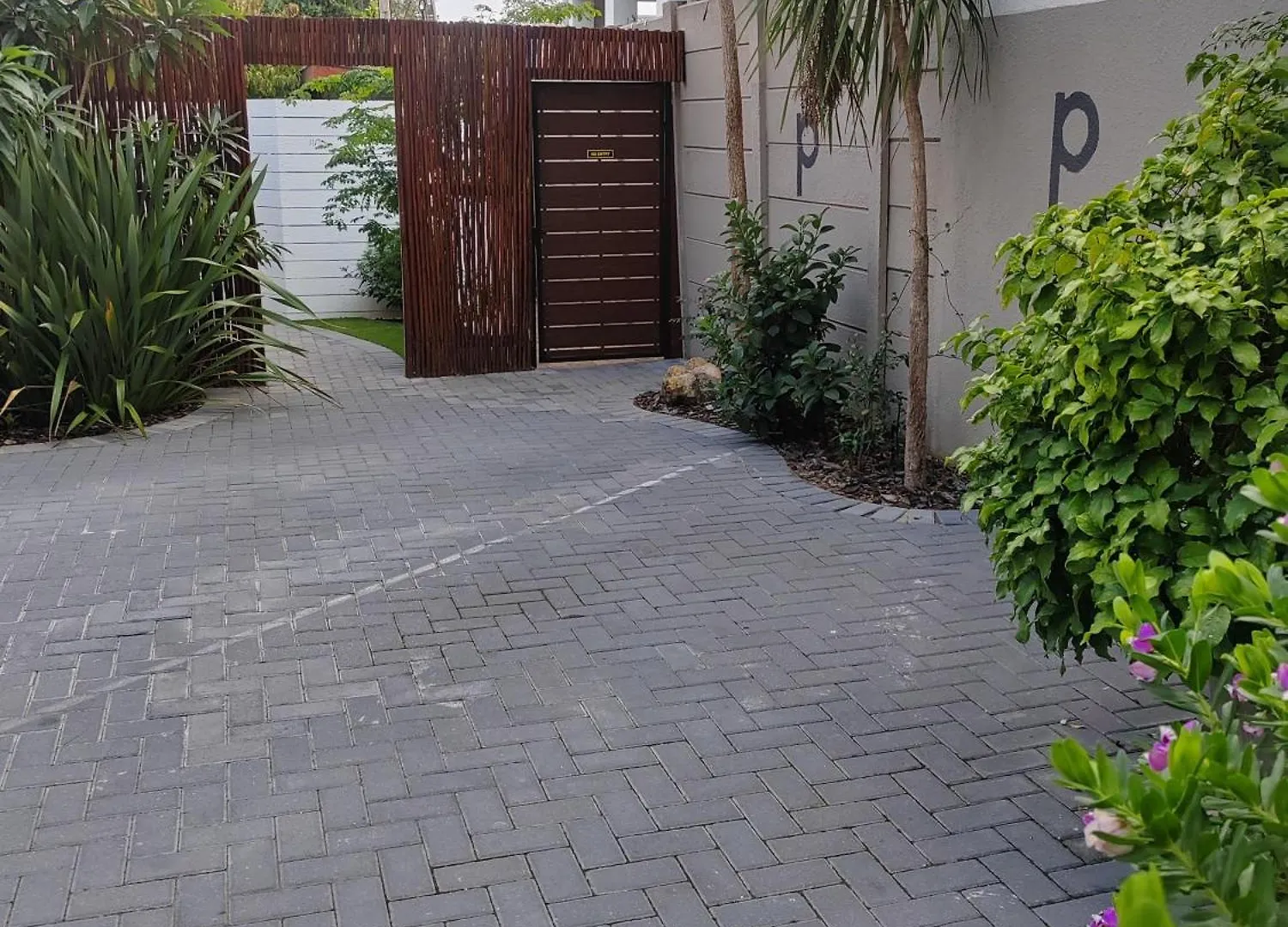 Leafy Retreat Kenridge Trendy Apartment Durbanville
